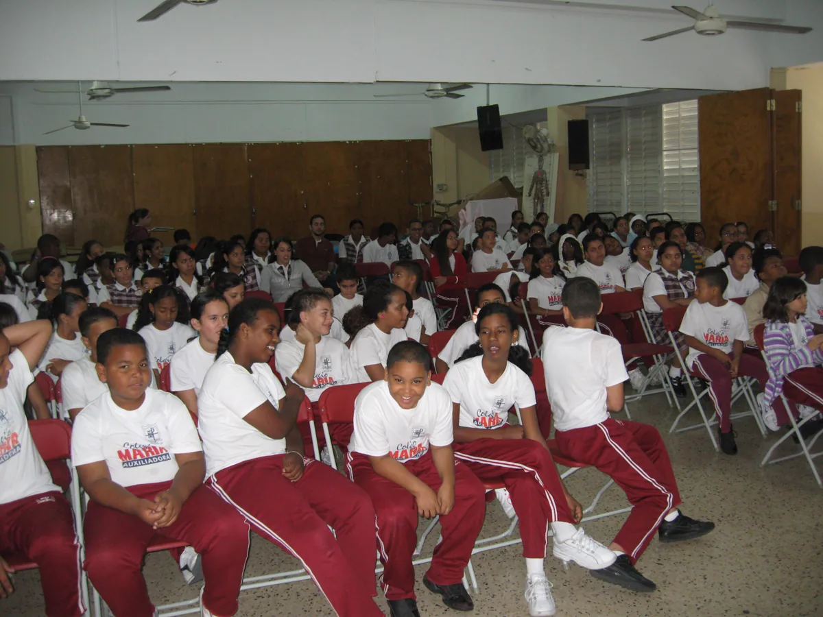 Students gathered as a school community at Colegio María Auxiliadora