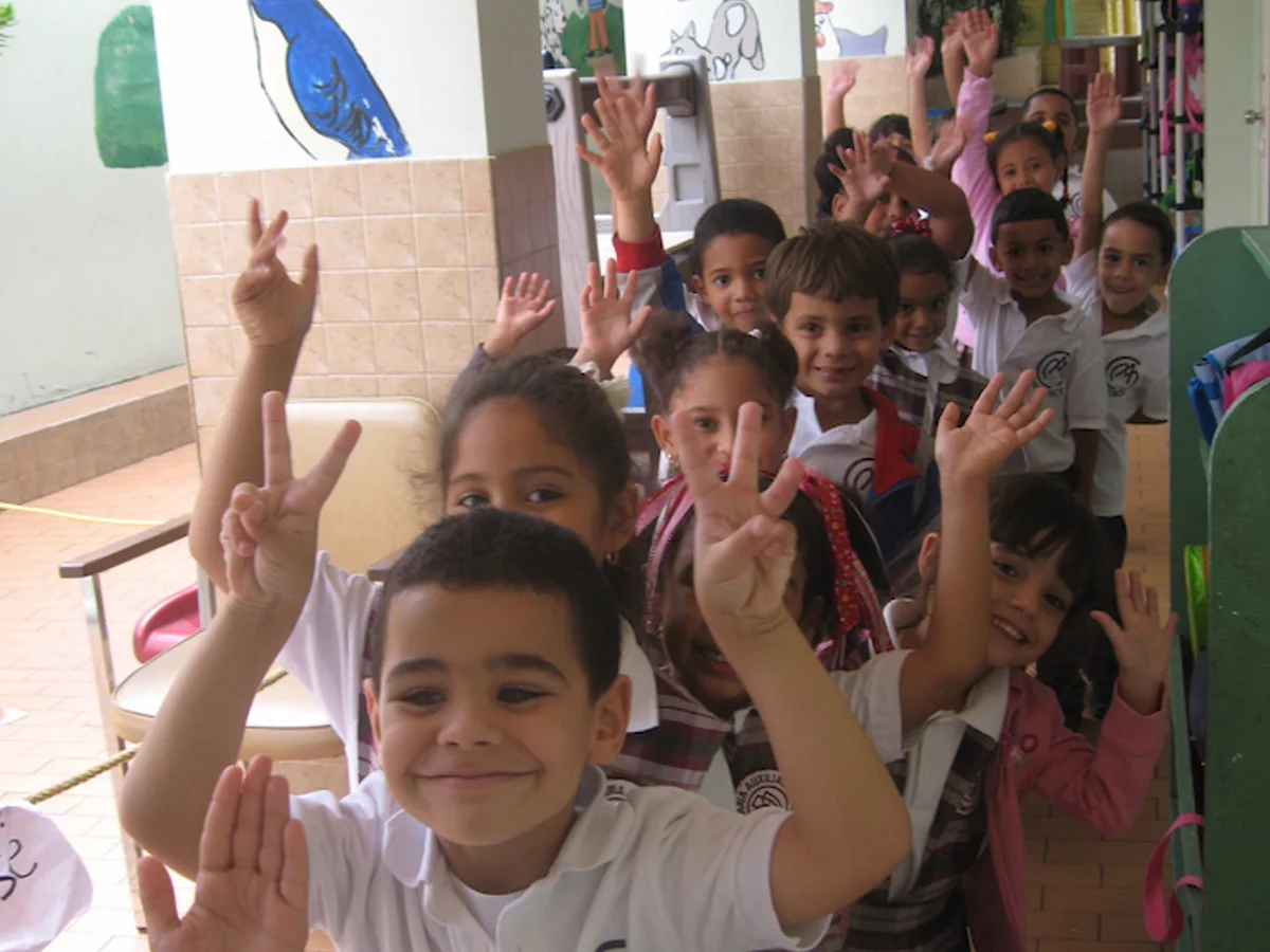 Students gathered in a Colegio María Auxiliadora campus corridor